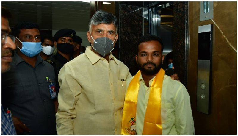 telangana youth came to amaravati for the sake of taking snap with tdp chief chandrababu naidu