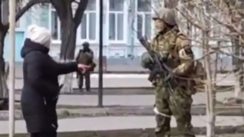 Viral video of Ukrainian woman confronts Russian soldiers