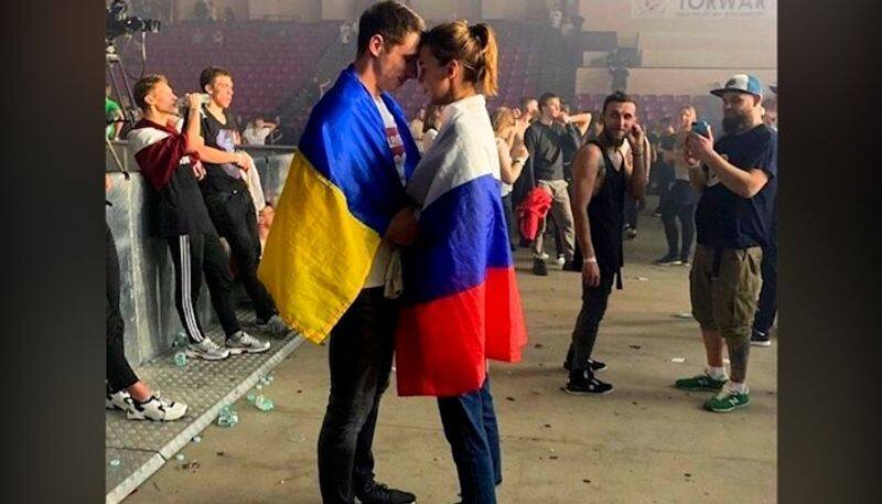 Viral photo of couple draped in Russian Ukrainian flag is unmissable gcw