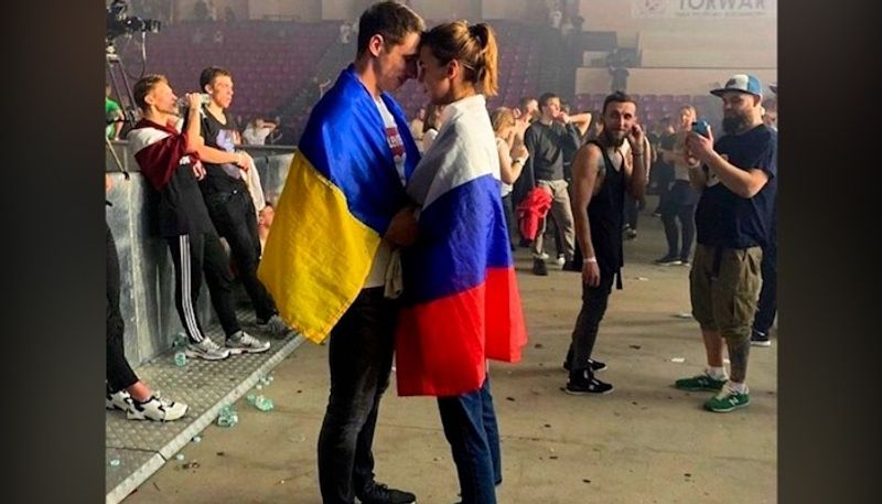 Viral photo of couple draped in Russian Ukrainian flag is unmissable gcw