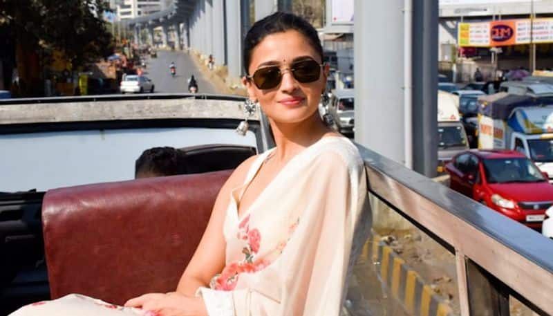 Alia Bhatt promoted Gangubai Kathiawadi by stepping on to open deck bus in Mumbai gvd