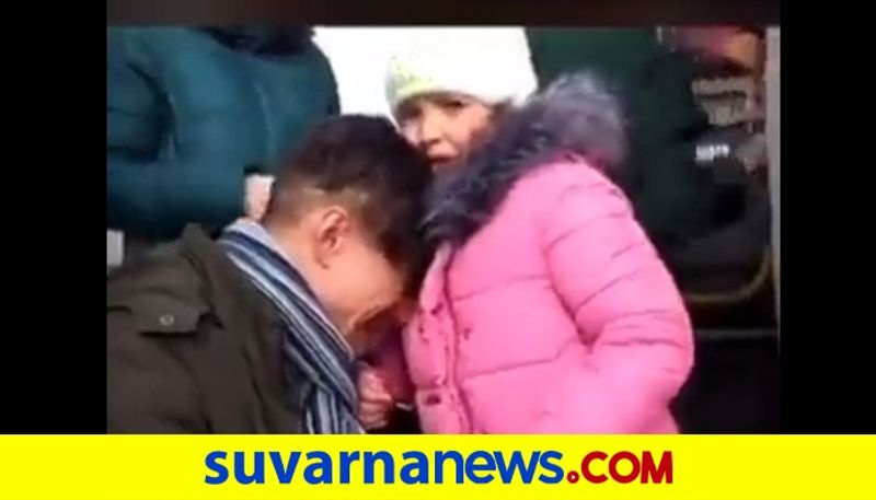 Russia Ukraine Crisis Father Cries As He Sends Off Daughter To Safe Place watch heart wrenching video akb