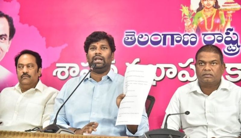 TRS MLA Balka Suman Fires On Etela Rajender In Press Meet