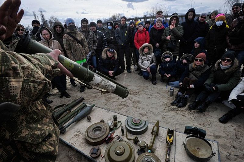 Many countries supplying Arms to Ukraine gvd