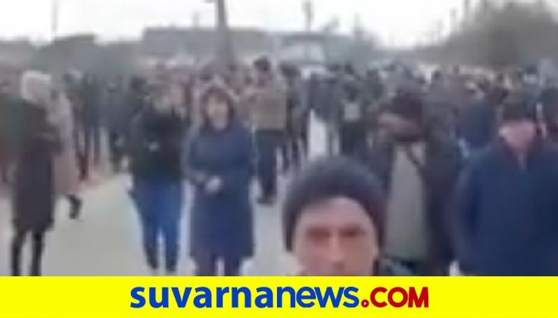 Hundreds of Ukrainians block path of Russian tanks headed to Kyiv akb