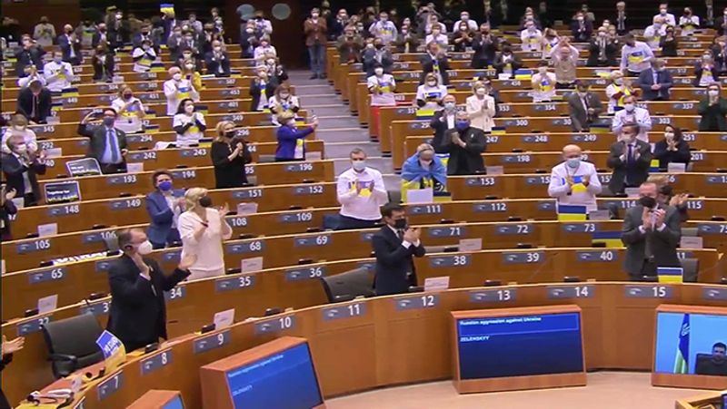 Emotional EU Parliament gives Ukraine President Zelensky standing ovation-dnm