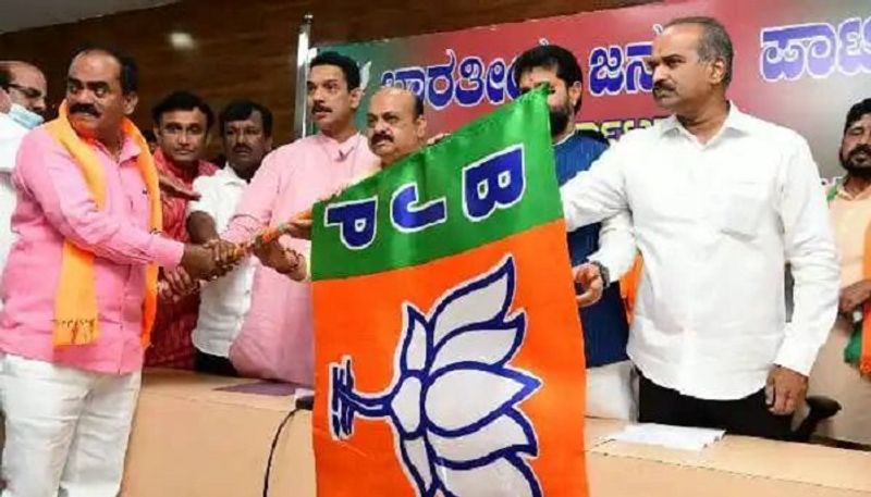 JDS devanahalli former mla pillamunishamappa joins bjp On March 1st rbj