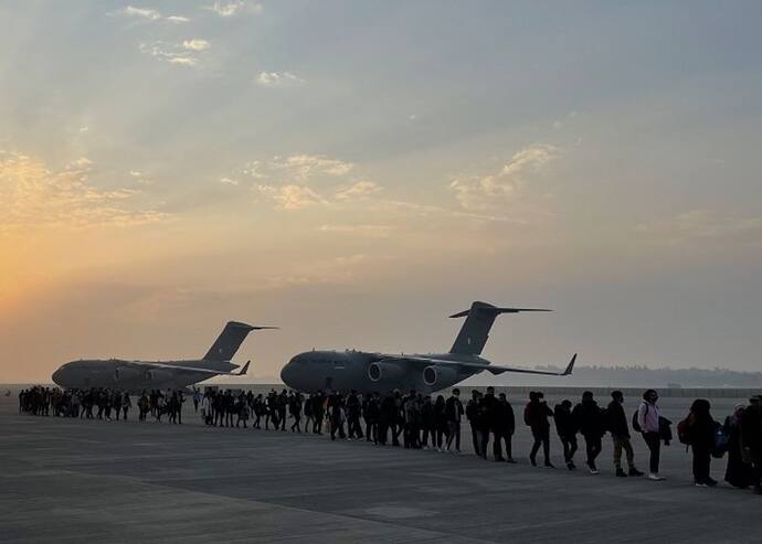 बॉर्डर पर डटे 4 केंद्रीय मंत्री, एयरफोर्स के C-17 भर रहे उड़ान, ऐसे यूक्रेन से छात्रों को निकाल रही मोदी सरकार