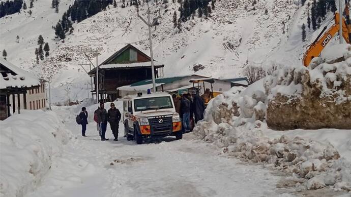 बर्फबारी से बंद था रास्ता, 6 महीने की गर्भवती की जिंदगी पर मंडरा रहा था खतरा, तभी देवदूत बनकर पहुंचे जवान