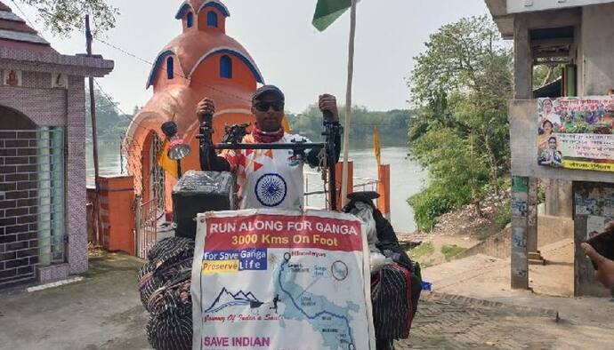 গঙ্গা দূষণ ও ডিপ্রেশন মুক্ত সমাজ গড়তে পায়ে হেঁটে ভারত ভ্রমণ, যুবককে ঘিরে উন্মাদনা