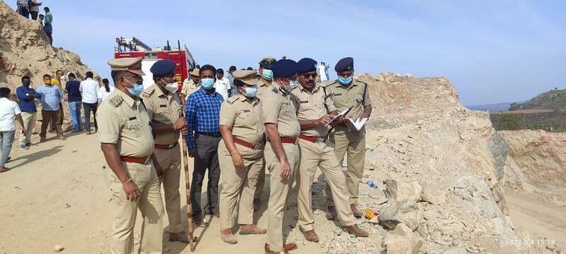 Suspect of Two Workers Dies Due to Hill Collapse in Quarry at Gundlupete in Chamarajanagar grg