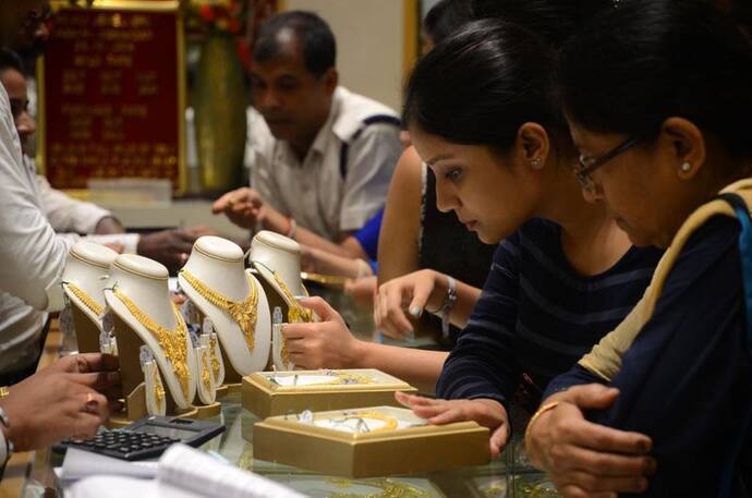 Gold Rate Today : चार दिनों में 2700 रुपए सस्ता हुआ सोना, जानिए कितने हुए दाम