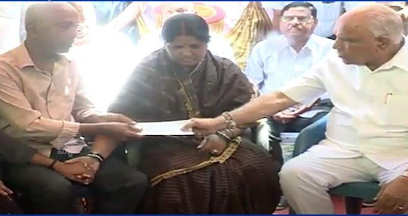 BS Yediyurappa hands over Rs25 lakh to murdered Hindu activist Harsha family in Shivamogga rbj