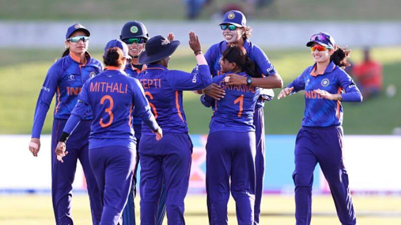 Womens World Cup 2022 Indian Womens cricketer enjoying with Bismah Maroof Daughter video goes viral spb