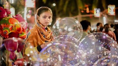 रातों-रात इंटरनेट संशेसन बनीं ये गुब्बारे बेचने वाली लड़की, खूबसूरती ऐसी की हीरोइनों को दे रही मात, देखें फोटो