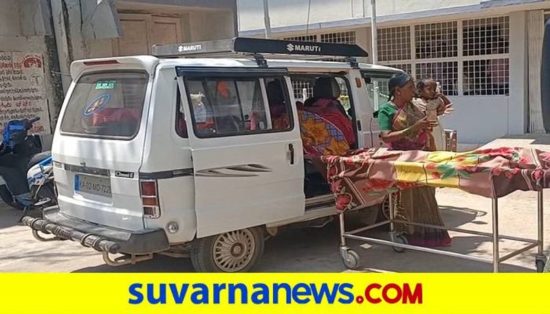 Mother Gives Birth to Baby on Car Due to Doctors Negligence in Tumakuru grg 