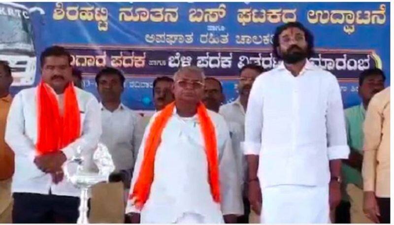 BJP MLA Ramanna Lamani Insults to State Anthem  In Gadag rbj