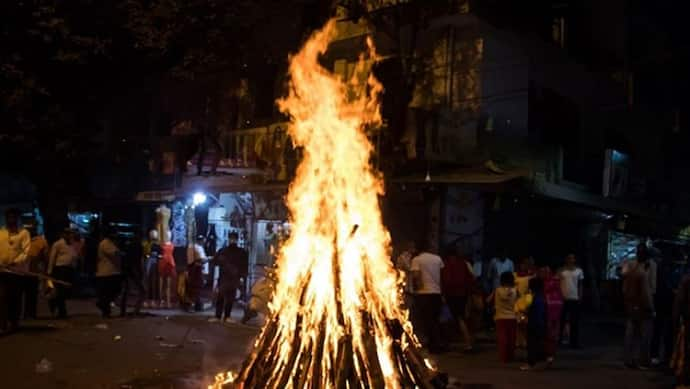 दहन से पहले होलिका में अराजक तत्वों ने लगाई आग, फायर ब्रिगेड की टीम ने पहुंचकर बुझाया