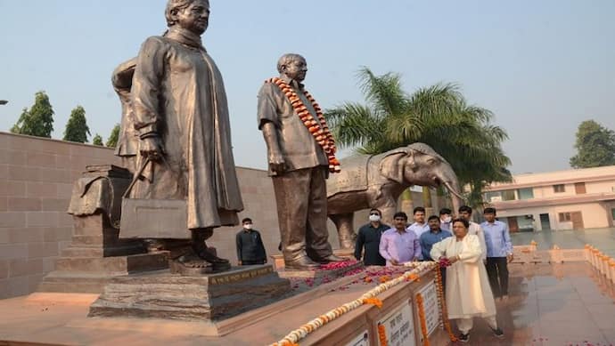 मायावती ने कांशीराम की प्रतिमा पर अर्पित किए श्रद्धासुमन, कहा- चमचा युग में मिशन पर डटे रहना असली श्रद्धांजलि