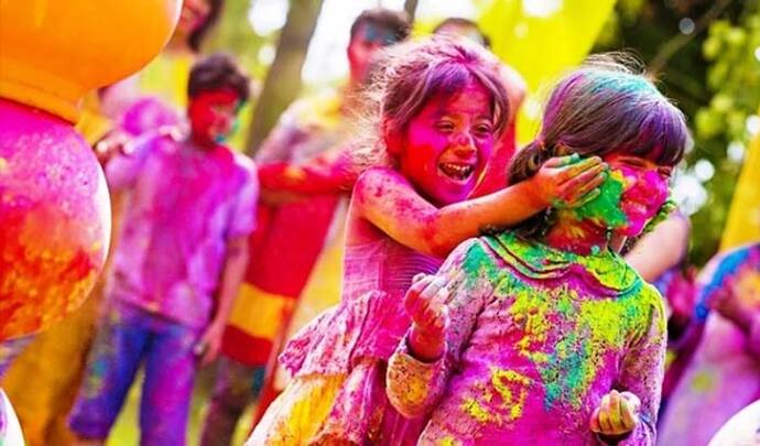 Holi 2022: होली पर बंगाल में इस ड्रेस कोड के साथ निकालते हैं जुलूस, छत्तीसगढ़ में फागुन को देते हैं न्यौता