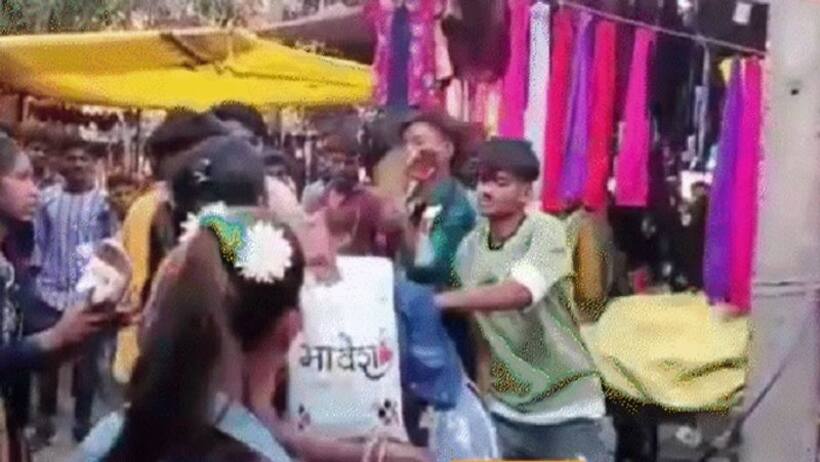 झाबुआ के भगोरिया मेले में शोहदों की गुंडई, लड़कियों की लात-घूंसों से पिटाई की, छेड़खानी का विरोध करने पर घटना