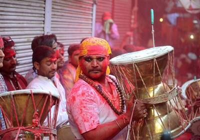 মৃতদেহের ছাই গায়ে মেখে চলে হোলি খেলা, কারণ জানলে অবাক হবেন