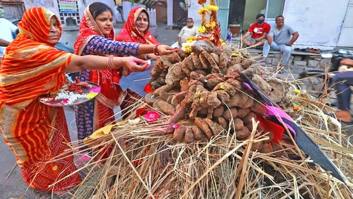 Holi 2022: दहन से पहले की जाती है होलिका की पूजा, चढ़ाई जाती हैं ये चीजें, जानिए क्यो हैं ये खास?