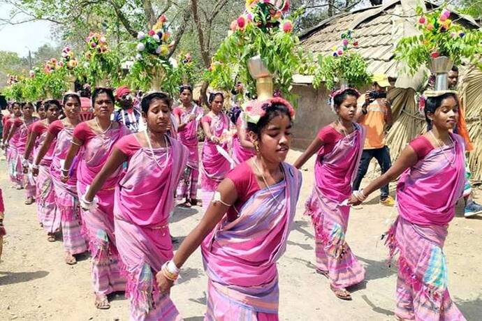 होली की अजीब परंपरा : कुंवारी लड़की पर रंग डाला तो करनी पड़ती है शादी, नहीं माने तो मिलती सजा !