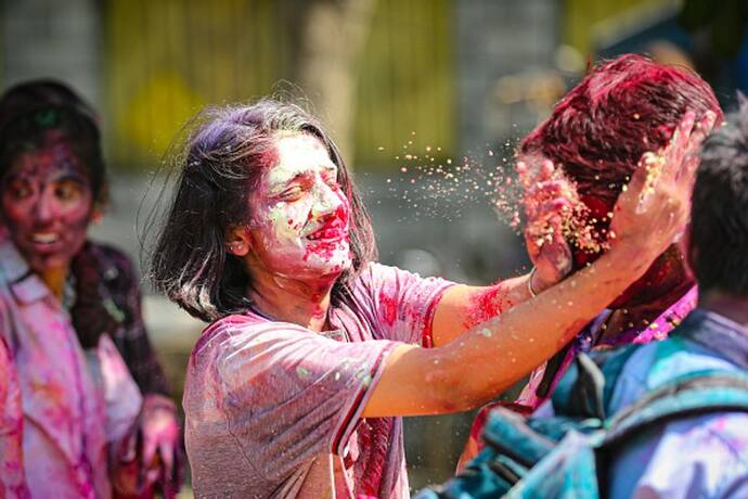 দোলের রঙ তোলার পর অবশ্যই ব্যবহার করুন এই প্যাক, ত্বককে ক্ষত সারাতে রইল টোটকা