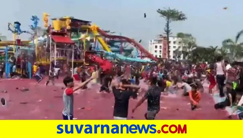 Slippers Fly Everywhere as People Celebrate Chappal Maar Holi in Bihar watch viral video akb