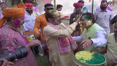 Holi 2022 : मुख्तार अब्बास नकवी ने बजाई ढोल, हरीश रावत ढोलक की थाप पर गाते दिखे, तस्वीरों में देखें सेलिब्रेशन