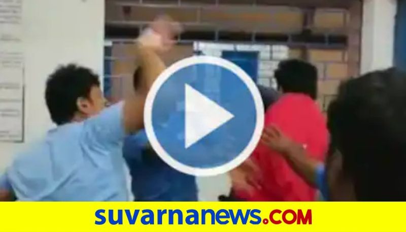 Doctor Beats Patient Thrashes Him With a Stick after an Argument in Odisha Hospital akb