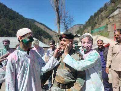 Holi Celebration at Border: यहां देखिए, परिवार से दूर कैसे होली सेलीब्रेट करते हैं देश के जवान