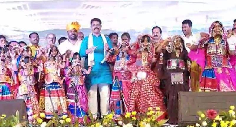 BJP MLA Raju gowda And Minister R Ashok banjara Dance In Yadgir during Grama Vastavya Program rbj