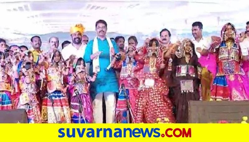 BJP MLA Raju gowda And Minister R Ashok banjara Dance In Yadgir during Grama Vastavya Program rbj