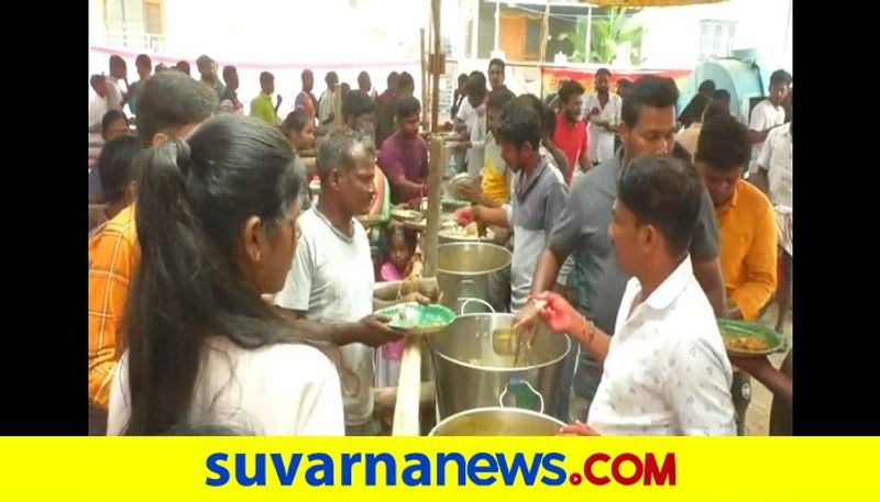 veg And non Veg  meals for james movie audience by puneeth rajkumar fans in gangavathi rbj