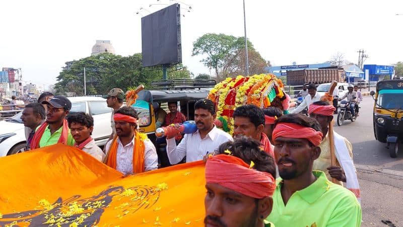 sandur Taluk devotes Padayatra To 350 KM srisailam With 121 feet Flag rbj