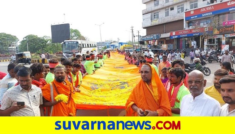 sandur Taluk devotes Padayatra To 350 KM srisailam With 121 feet Flag rbj