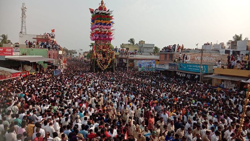 huge number devotees participated In Chitradurga nayakanahatti thipperudraswamy Fair 2022 rbj