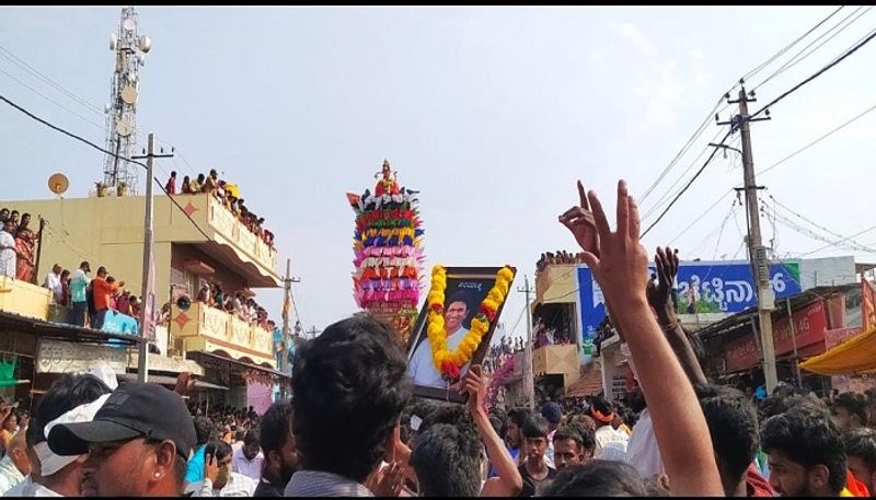 Puneeth Rajkumar Photo In devotees hand at chitradurga nayakanahatti thipperudraswamy fair rbj