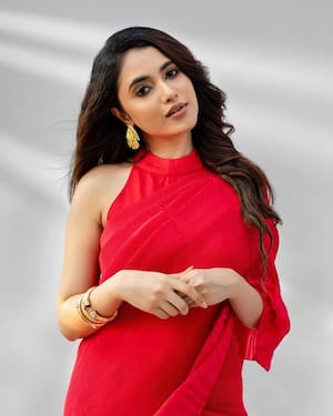 Priyanka Mohan Latest Photos : రెడ్ మిర్చి అందాలతో మెస్మరైజ్ చేస్తున్న  ప్రియాంక మోహన్.. లేటెస్ట్ పిక్స్..