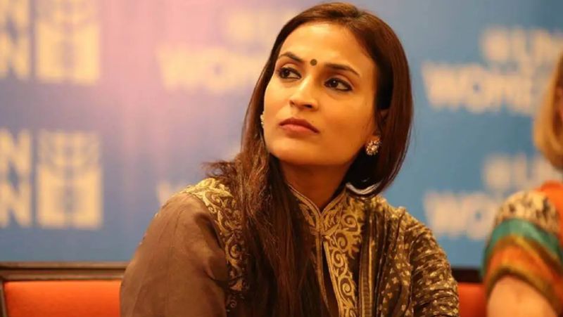 Aishwarya Rajinikanth removes dhanush name from her twitter ID