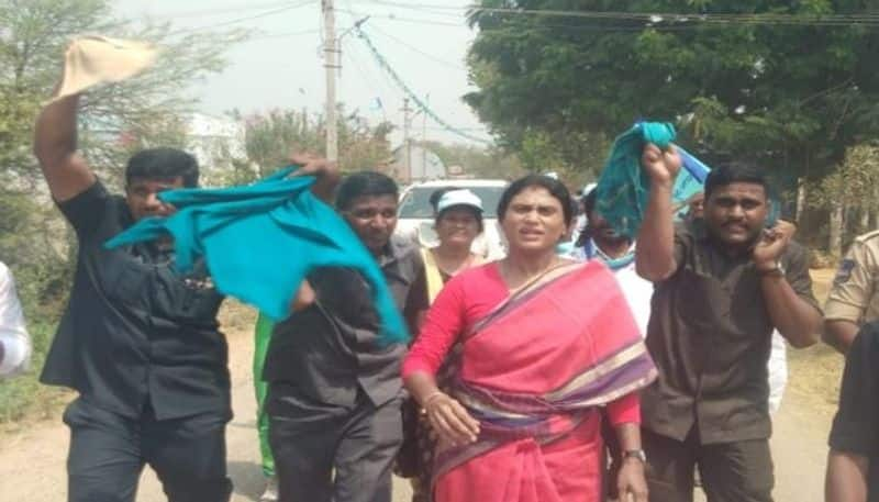 Tension Prevails  at  Narsampet  In  YSRTP Chief  YS  Sharmila  Padayatra