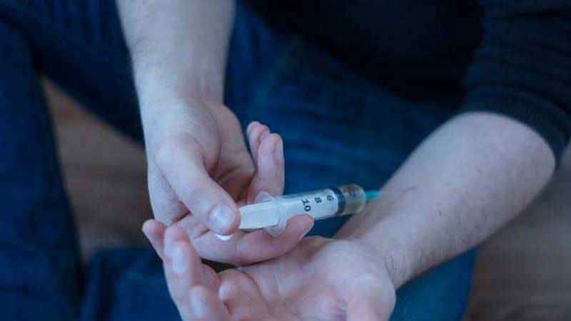 Youths arrested for dissolving painkillers and injecting them into the body