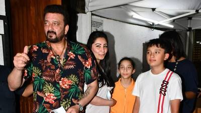 Sanjay Dutt लंबे समय बाद परिवार संग आए नजर, अतरंगी रंग में दिखा KGF 2 स्टार तो ग्लैमरस दिखी पत्नी