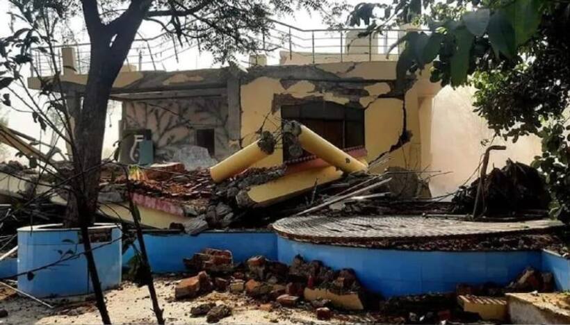 CM योगी के बाद MP में शिवराज का चल रहा बुलडोजर, एक ही झटके में डेढ़ करोड़ के आलीशान बंगले को किया धवस्त