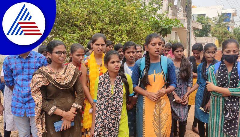 Students Angry about Gadag Basaveshwara Medical College Principal for not taking Classes gvd