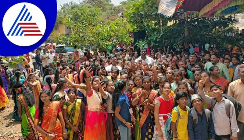 Students Takes Selfie With MLA Raghavendra Hitnal in Koppal gvd