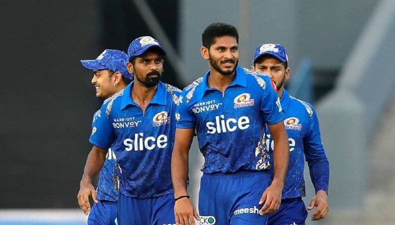 ipl 2022 basil thampi shines with two wickets in dc on debue for mi