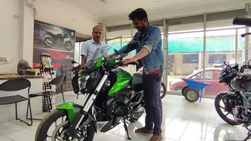 Tamil Nadu man fulfils dream of buying bike of Rs 2.6 lakh with Re 1 coins saved over 3 years-dnm